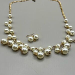 Elegant Gold and Pearl Necklace Set